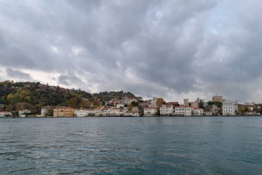 İstanbul, Türkiye 'de Boğaziçi' ndeki sahil evleri manzaralı