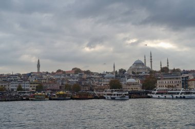 İstanbul, Türkiye - 11 Kasım 2024: İstanbul, Türkiye 'deki İstanbul Boğazı üzerindeki bir tepenin üzerindeki Süleyman Camii