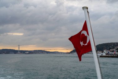 Türkiye 'nin İstanbul kentinde İstanbul Boğazı manzaralı Türk Bayrağının dalgalanması