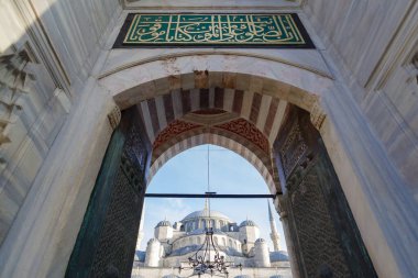 Mavi Cami 'nin kuzeybatısındaki avlunun merkezi girişi, resmi olarak Sultan Ahmed Camii, İstanbul