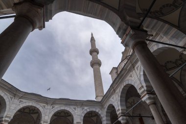 İstanbul 'daki Mavi Cami (Sultan Ahmed Camii) iç avludan görülüyor