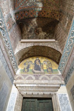 Eski bir Rum Ortodoks ataerkil bazilikası olan Ayasofya 'daki mozaik, daha sonra bir imparatorluk camisi ve şimdi de İstanbul' da bir müze.