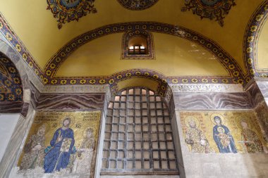 Eski bir Rum Ortodoks ataerkil bazilikası olan Ayasofya 'daki mozaik, daha sonra bir imparatorluk camisi ve şimdi de İstanbul' da bir müze.