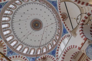 Iznik mavi fayanslarıyla ünlü Rustem Paşa Camii 'nin iç manzarası, İstanbul ve Türkiye