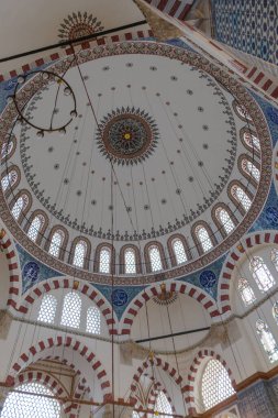 Iznik mavi fayanslarıyla ünlü Rustem Paşa Camii 'nin iç manzarası, İstanbul ve Türkiye