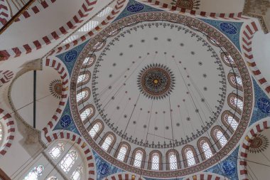 Iznik mavi fayanslarıyla ünlü Rustem Paşa Camii 'nin iç manzarası, İstanbul ve Türkiye