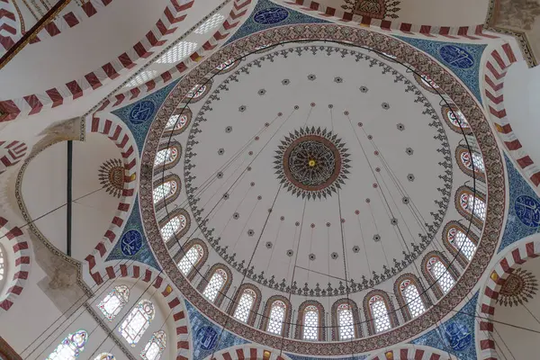 Iznik mavi fayanslarıyla ünlü Rustem Paşa Camii 'nin iç manzarası, İstanbul ve Türkiye