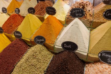 Renkli çeşniler, Baharat Pazarı, İstanbul, Türkiye
