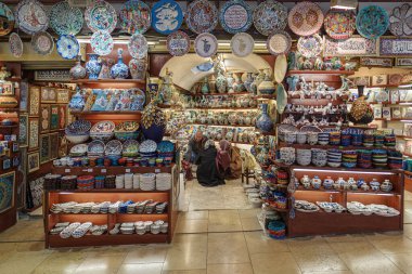 İstanbul, Türkiye - 11 Kasım 2024: İstanbul 'daki insanlar Grand Bazaar' ı ziyaret ediyorlar. 61 sokak ve 3 binden fazla dükkan ile dünyanın en büyük ve en eski kapalı pazarlarından biri.