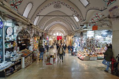 İstanbul, Türkiye - 11 Kasım 2024: İstanbul 'un en eski kapalı alışveriş merkezi olarak kabul edilen ve insanların ve turistlerin geçtiği ünlü Kapalı Çarşı' nın içini görmek