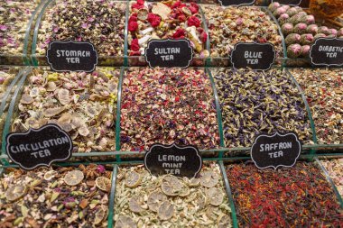 İstanbul, Türkiye 'deki Baharat Çarşısı' nda bitki çayı çeşitleri