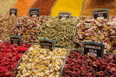 İstanbul, Türkiye 'deki Baharat Çarşısı' nda bitki çayı çeşitleri