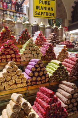 Türk Lokumu 'nun pek çok çeşni ve dolgusu Grand Bazaar' daki satıcıların masasına yakın.