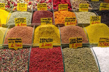 Renkli baharatlar, Baharat Pazarı, İstanbul. Türkiye