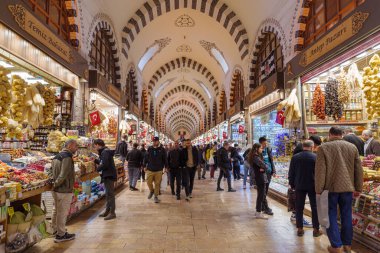 İstanbul, Türkiye - 11 Kasım 2024: İstanbul 'da Eminonu Meydanı' ndaki Mısır Pazarı olarak da bilinen Baharat Çarşısı 'nın tarihi simgesine bir insan ve turist kalabalığıyla birlikte bir bakış