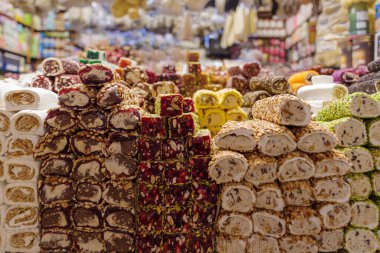 Türk Lokumu 'nun pek çok çeşni ve dolgusu Grand Bazaar' daki satıcıların masasına yakın.