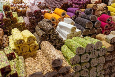 Türk Lokumu 'nun pek çok çeşni ve dolgusu Grand Bazaar' daki satıcıların masasına yakın.
