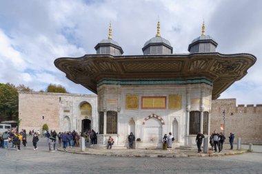 İstanbul, Türkiye - 10 Kasım 2024: İstanbul, Fatih 'te Sultanahmet Meydanı' ndaki Topkapı İmparatorluk Kapısı yanındaki Ahmed Çeşmesi