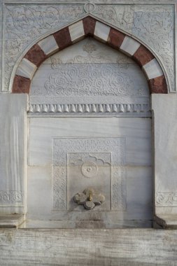 İstanbul caddesinde su fıskiyesi Osmanlı döneminden kalma