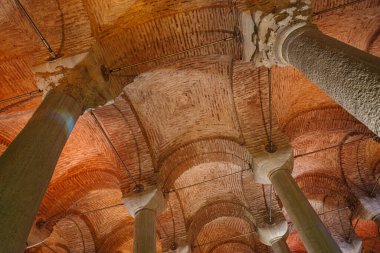 Bazilika Sarnıç, İstanbul, Türkiye 'nin sütun, kemer ve sütun başkanları