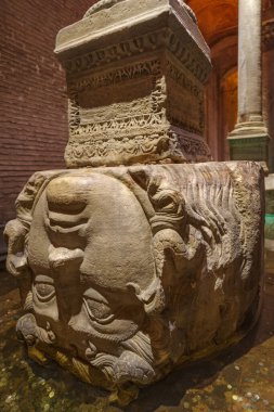 Medusa 'nın Basilica Sarnıçındaki (yeraltı su deposu) tepetaklak başı, İstanbul, Türkiye