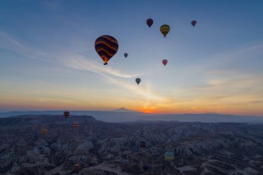 Güneş doğarken sıcak hava balonları Goreme, Kapadokya, Türkiye 'de