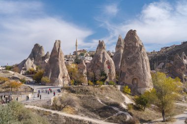 Ortahisar, Türkiye - 13 Kasım 2024: Ortahisar, Kızıl Vadisi veya Kizilcukur Vadisi de Gül Vadisi, Merkez Anadolu, Kapadokya