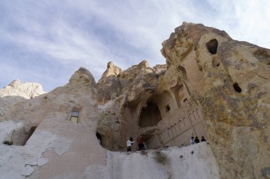 Nevsehir, Türkiye - 13 Kasım 2024: Türkiye 'yi ziyaret etmek için eşsiz bir yer olan Kapadokya' nın açık hava müzesindeki turistler