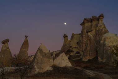 Kaya şekilleri ve akşam gökyüzü ile kapadokya manzarası, Merkez Anadolu bölgesi, Nevsehir ili, Türkiye
