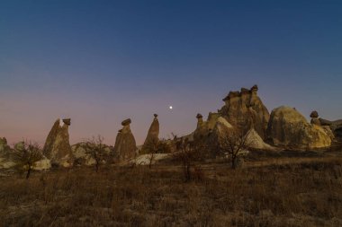 Kaya şekilleri ve akşam gökyüzü ile kapadokya manzarası, Merkez Anadolu bölgesi, Nevsehir ili, Türkiye