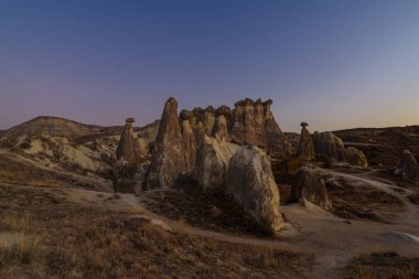 Kaya şekilleri ve akşam gökyüzü ile kapadokya manzarası, Merkez Anadolu bölgesi, Nevsehir ili, Türkiye