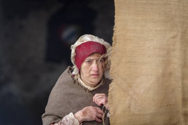 Taggia, İtalya - 25 Şubat 2024: Liguria bölgesinin tarihi kenti Taggia 'daki tarihi yeniden canlandırmaya katılan katılımcının yakın çekimi
