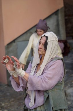 Taggia, İtalya - 25 Şubat 2024: Liguria bölgesinin tarihi kenti Taggia 'daki tarihi yeniden canlandırmaya katılan katılımcının yakın çekimi