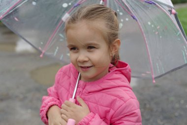 Şemsiyenin altındaki gülümseyen kıza yaklaş.