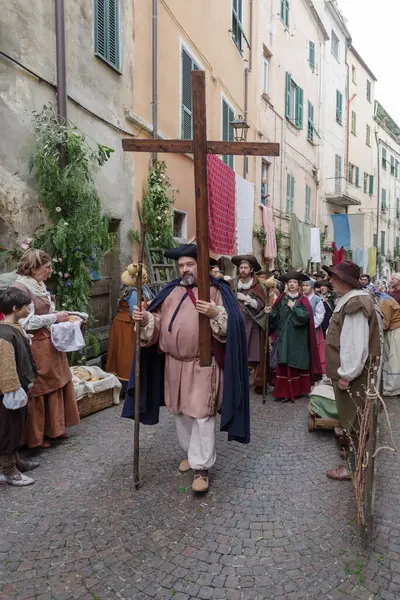 Taggia, İtalya - 23 Şubat 2025: İtalya 'nın Liguria bölgesindeki eski Taggia kasabasında tarihi yeniden canlandırmanın katılımcıları. Aktörler günlük hayatın bölümlerini canlandırıyorlar. Hayatın anlarını anımsatan ortamlarda. Tam olarak 17. yüzyılı yaşadılar.. 