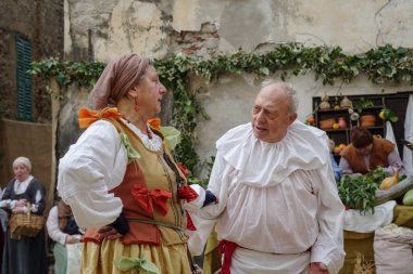 Taggia, İtalya - 23 Şubat 2025: İtalya 'nın Ligurya bölgesinin tarihi kenti Taggia' da katılımcıların yakın çekimi