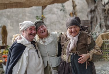 Taggia, İtalya - 23 Şubat 2025: İtalya 'nın Liguria bölgesindeki eski Taggia kasabasında tarihi yeniden canlandırmanın katılımcıları. Aktörler günlük hayatın bölümlerini canlandırıyorlar. Hayatın anlarını anımsatan ortamlarda. Tam olarak 17. yüzyılı yaşadılar.. 