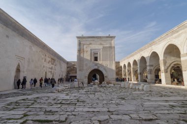 Aksaray, Türkiye - 14 Kasım 2024: Türkiye 'nin Konya yolu üzerinde Aksaray' ın yaklaşık 40 km batısında yer alan Karavanın ana avlusu (1232-1236) Sultan Han