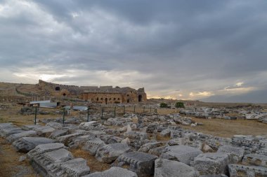 Denizli, Türkiye - 15 Kasım 2024: Pamukkale 'de antik Yunan kenti Hierapolis. Ünlü turizm merkezi, Unesco dünya mirası arkeoloji sahası, Hierapolis, Türkiye