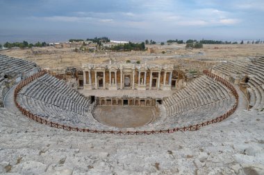 Antik Roma amfitiyatro kalıntıları, Türkiye 'nin Ege Bölgesi Denizli ilinin Hierapolis kentindeki 2. yüzyıldan kalma kalıntılardır.