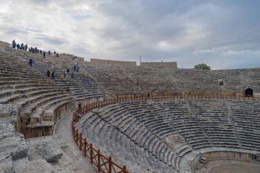 Denizli, Türkiye - 15 Kasım 2024: Hierapolis tiyatrosunda insanlar. Tarihi mekan, Denizli ilinin Ege Bölgesi, Türkiye 'nin turistler için popüler bir kültür merkezi.