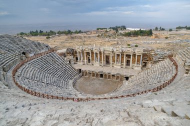 Antik Roma amfitiyatro kalıntıları, Türkiye 'nin Ege Bölgesi Denizli ilinin Hierapolis kentindeki 2. yüzyıldan kalma kalıntılardır.