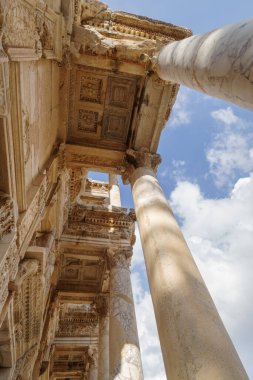 Türkiye, İzmir, Efes, Celsus Kütüphanesi, dış sütunlar