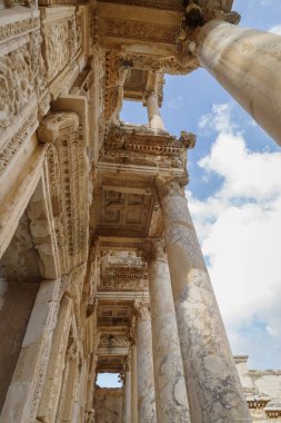 Türkiye, İzmir, Efes, Celsus Kütüphanesi, dış sütunlar