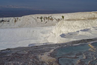 Türkiye 'nin güneybatısındaki Pamukkale' de karbonat minerallerinden oluşan teraslar oluşturuluyor