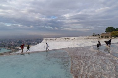 Pamukkale, Türkiye - 15 Kasım 2024: Pamukkale 'de akan suyun (Türkçe 