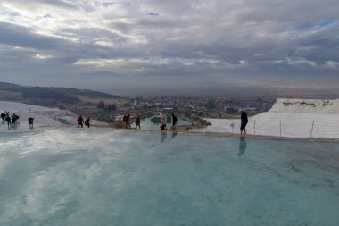 Pamukkale, Türkiye - 15 Kasım 2024: Pamukkale 'de akan suyun (Türkçe 