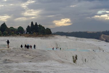 Pamukkale, Türkiye - 15 Kasım 2024: Pamukkale 'de akan suyun (Türkçe 
