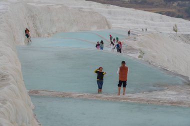 Pamukkale, Türkiye - 15 Kasım 2024: Pamukkale 'de akan suyun (Türkçe 