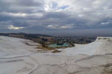 Türkiye 'nin güneybatısındaki Pamukkale' de karbonat minerallerinden oluşan teraslar oluşturuluyor